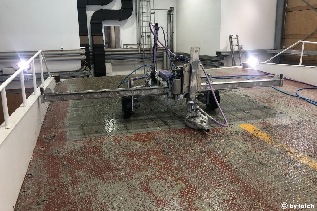 شستشو سطح با واترجت صنعتی متصل به ربات